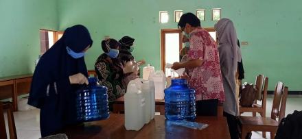 Pembuatan Handsanitizer Pemerintah Desa Tamantirto Bekerjasama Dengan Universitas Alma Ata